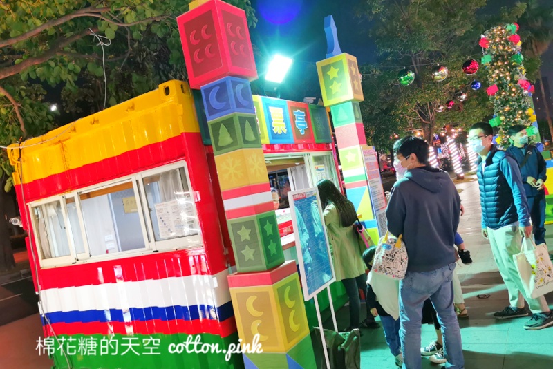 台中最新樂高聖誕樂園開園啦！旋轉樂高小飛機、樂高海盜船超萌超好拍～
