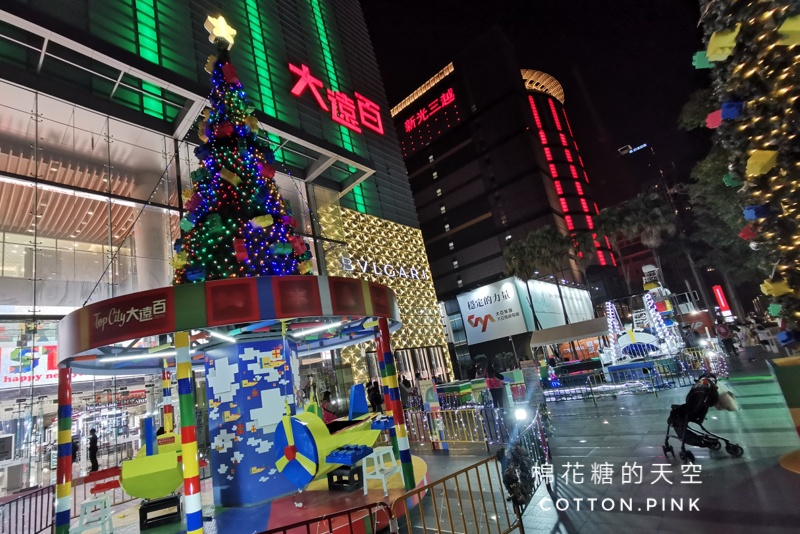 台中最新樂高聖誕樂園開園啦！旋轉樂高小飛機、樂高海盜船超萌超好拍～