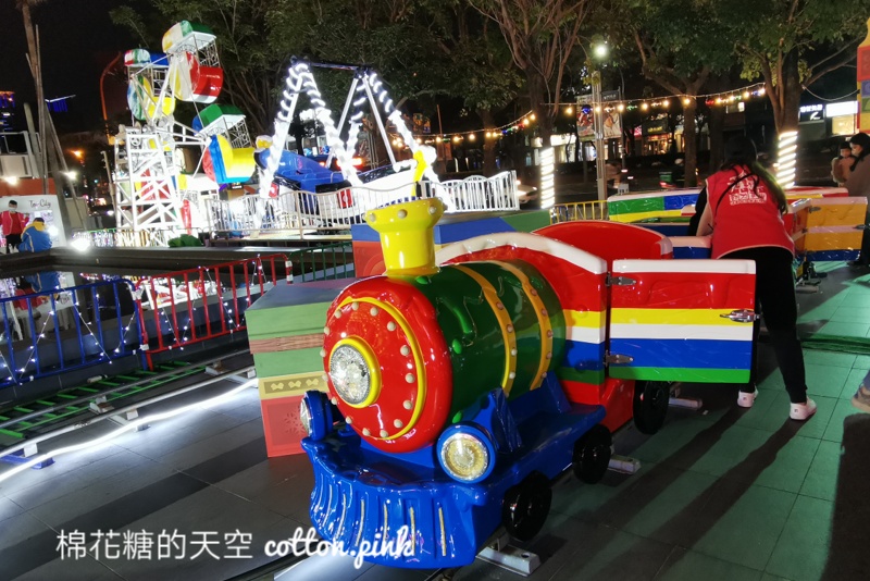 台中最新樂高聖誕樂園開園啦！旋轉樂高小飛機、樂高海盜船超萌超好拍～
