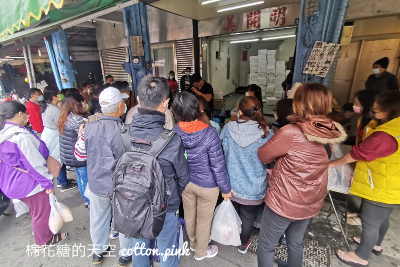 海鮮拍賣直播移師台中第五市場！滿滿一桌海味～整隻鮭魚現切現賣