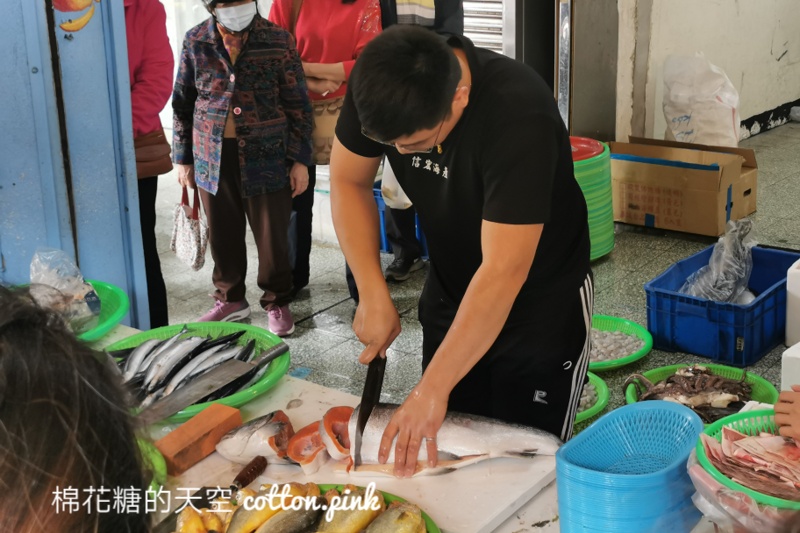海鮮拍賣直播移師台中第五市場！滿滿一桌海味～整隻鮭魚現切現賣