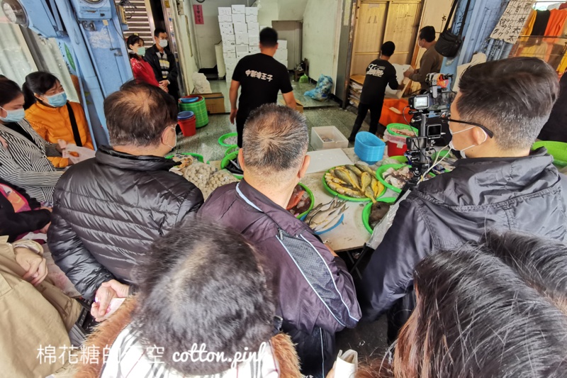 海鮮拍賣直播移師台中第五市場！滿滿一桌海味～整隻鮭魚現切現賣