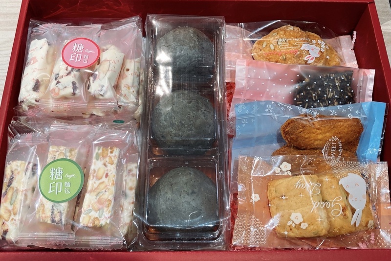 台中首創暗黑蛋黃酥低調上市！糖印麵包手作伴手禮強烈建議提早預定！滿單就停～