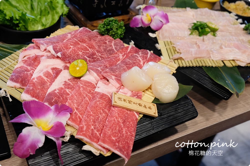 台中吃火鍋、吃燒肉一次搞定，自助吧吃到飽再加20盎司大肉盤壽喜燒太澎湃！過年和牛套餐還有滿滿扇貝加松露