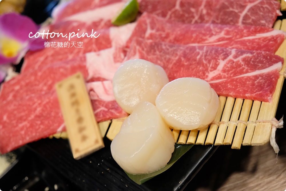 台中吃火鍋、吃燒肉一次搞定，自助吧吃到飽再加20盎司大肉盤壽喜燒太澎湃！過年和牛套餐還有滿滿扇貝加松露