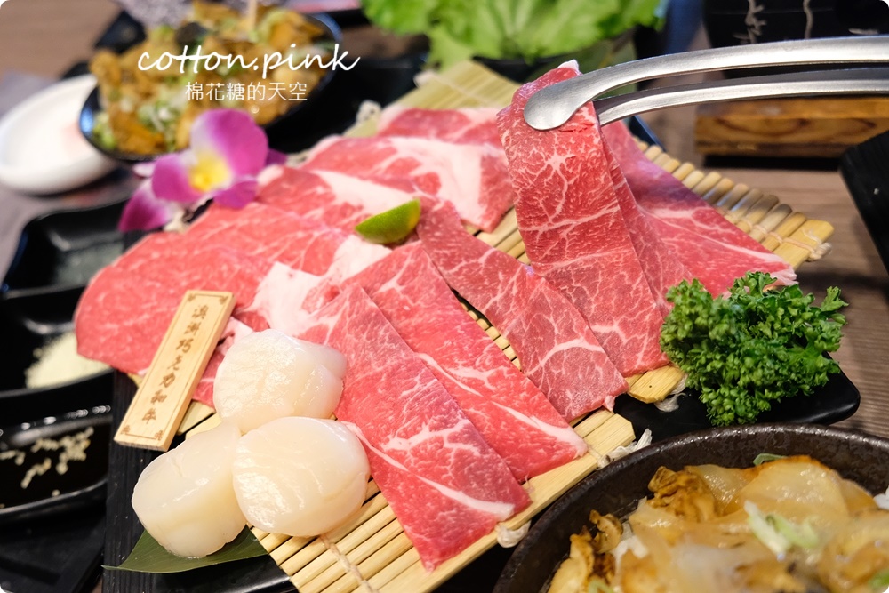 台中吃火鍋、吃燒肉一次搞定，自助吧吃到飽再加20盎司大肉盤壽喜燒太澎湃！過年和牛套餐還有滿滿扇貝加松露