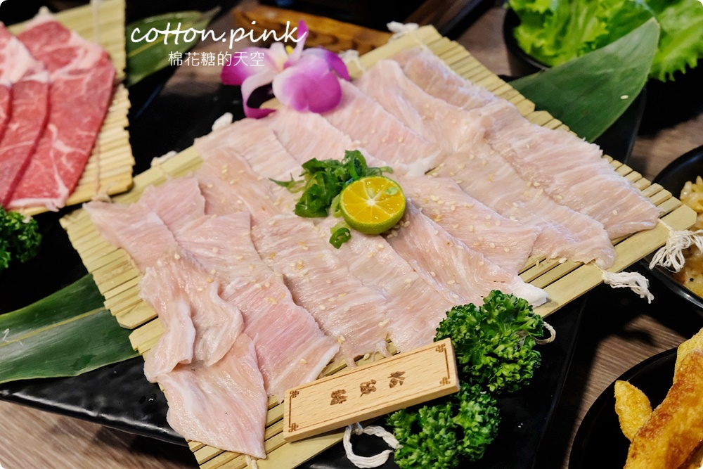 台中吃火鍋、吃燒肉一次搞定，自助吧吃到飽再加20盎司大肉盤壽喜燒太澎湃！過年和牛套餐還有滿滿扇貝加松露