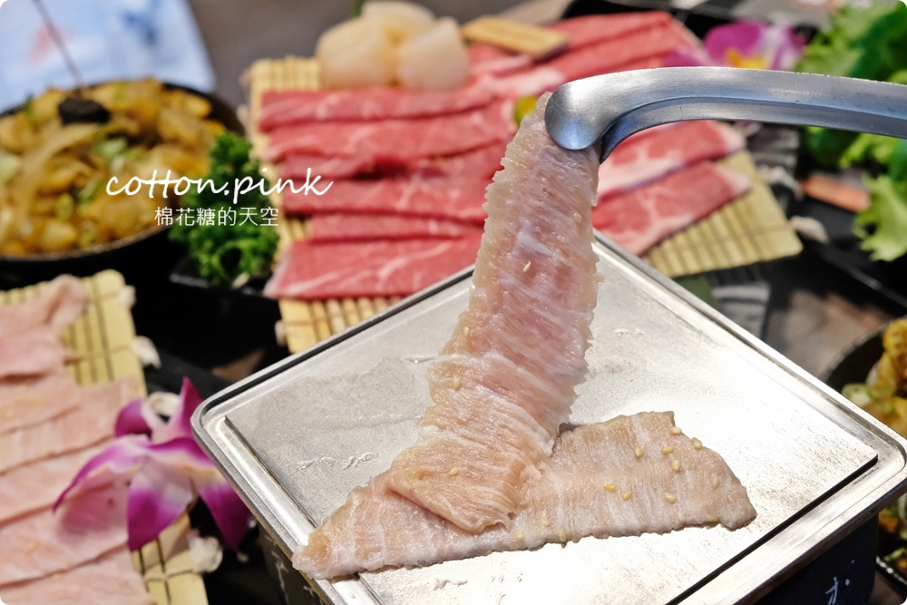 台中吃火鍋、吃燒肉一次搞定，自助吧吃到飽再加20盎司大肉盤壽喜燒太澎湃！過年和牛套餐還有滿滿扇貝加松露