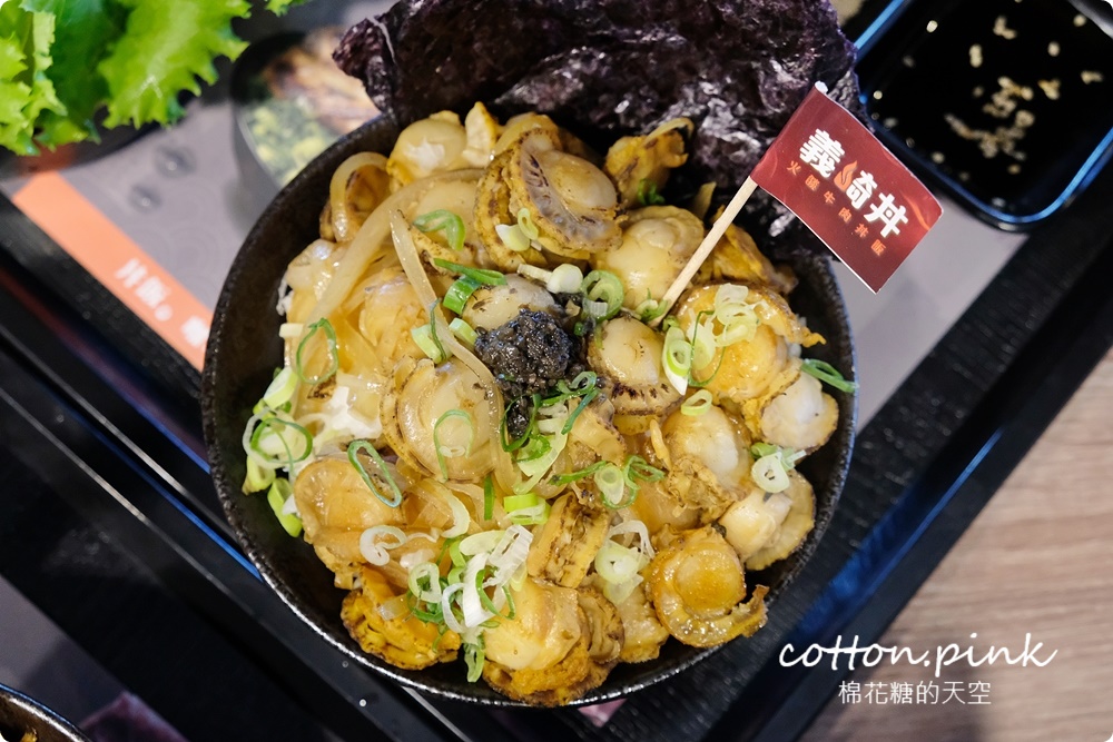台中吃火鍋、吃燒肉一次搞定，自助吧吃到飽再加20盎司大肉盤壽喜燒太澎湃！過年和牛套餐還有滿滿扇貝加松露