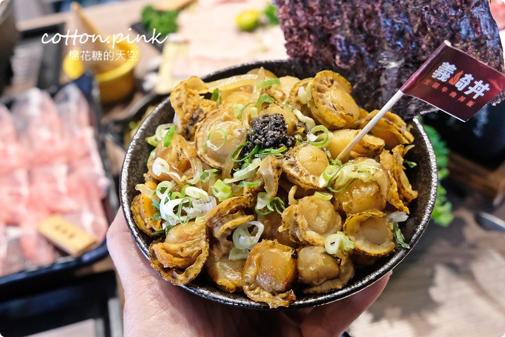 台中吃火鍋、吃燒肉一次搞定，自助吧吃到飽再加20盎司大肉盤壽喜燒太澎湃！過年和牛套餐還有滿滿扇貝加松露