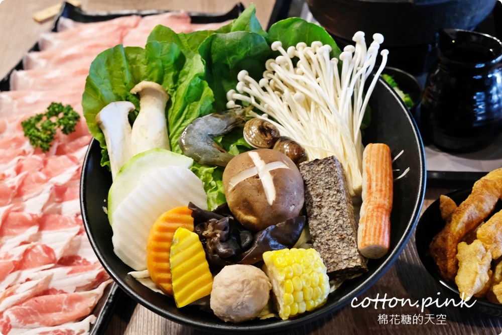 台中吃火鍋、吃燒肉一次搞定，自助吧吃到飽再加20盎司大肉盤壽喜燒太澎湃！過年和牛套餐還有滿滿扇貝加松露