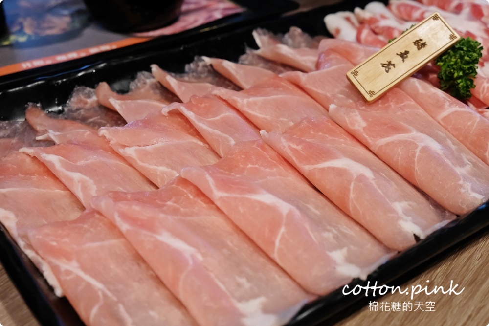 台中吃火鍋、吃燒肉一次搞定，自助吧吃到飽再加20盎司大肉盤壽喜燒太澎湃！過年和牛套餐還有滿滿扇貝加松露