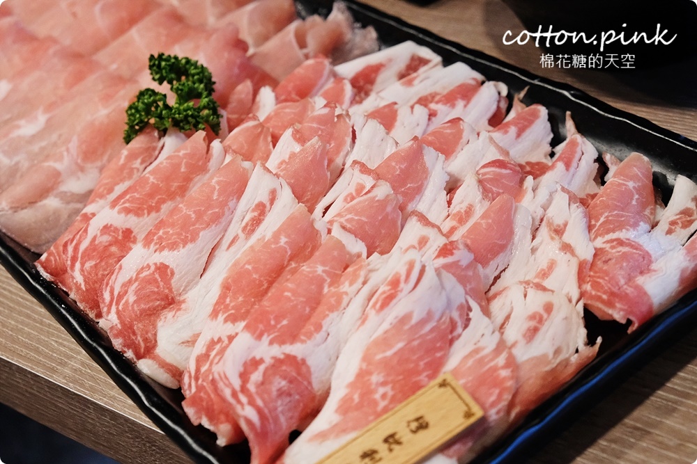 台中吃火鍋、吃燒肉一次搞定，自助吧吃到飽再加20盎司大肉盤壽喜燒太澎湃！過年和牛套餐還有滿滿扇貝加松露
