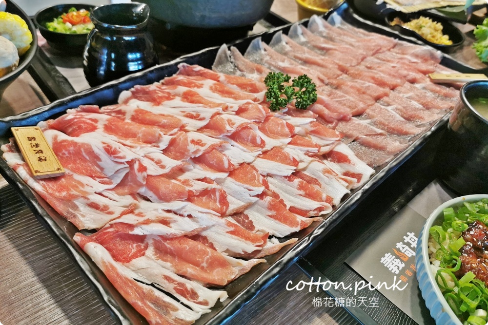 台中吃火鍋、吃燒肉一次搞定，自助吧吃到飽再加20盎司大肉盤壽喜燒太澎湃！過年和牛套餐還有滿滿扇貝加松露