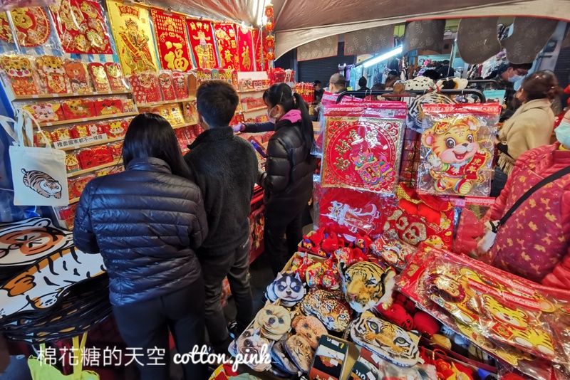 台中天津路年貨大街最後倒數，當作夜市來逛也很可以