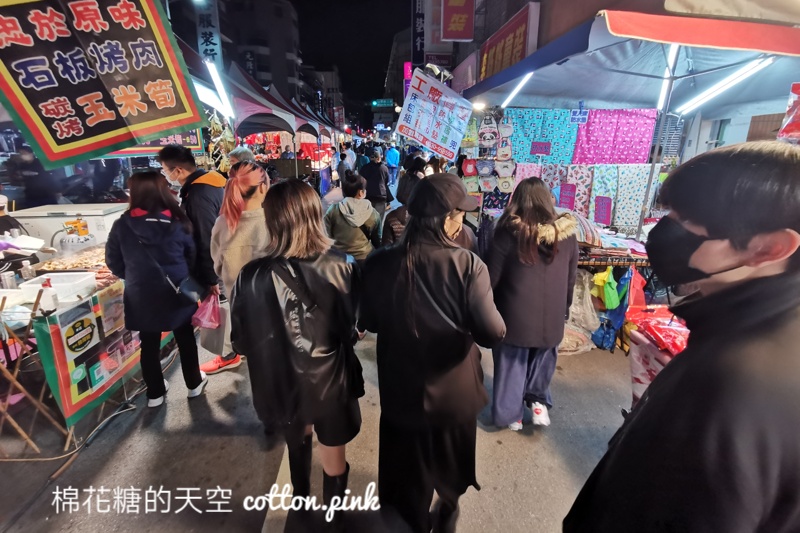 台中天津路年貨大街最後倒數，當作夜市來逛也很可以