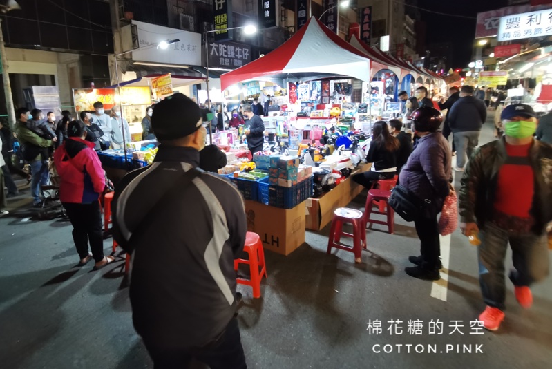 台中天津路年貨大街最後倒數，當作夜市來逛也很可以