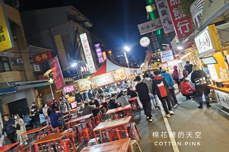 台中天津路年貨大街最後倒數，當作夜市來逛也很可以