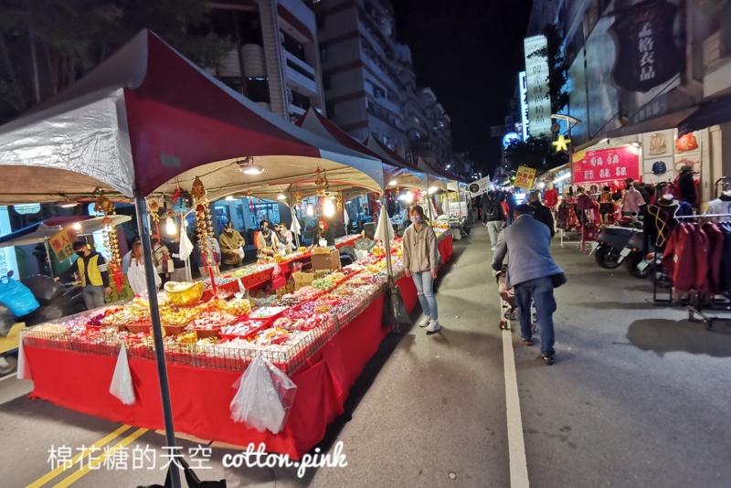 台中天津路年貨大街最後倒數，當作夜市來逛也很可以