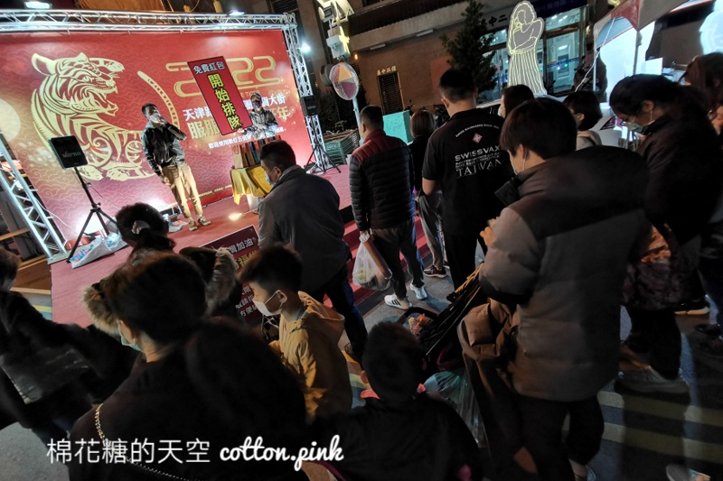 台中天津路年貨大街最後倒數，當作夜市來逛也很可以
