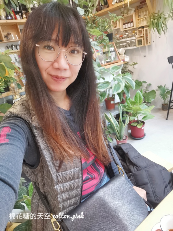 台中新社隱藏咖啡廳-右之界森林系咖啡被滿滿植物包圍，沒有地標不好找～