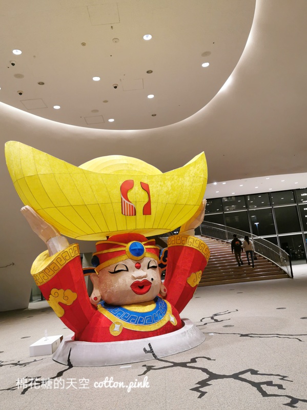 台中過年最新景點|超大金元寶送到歌劇院大廳來啦！