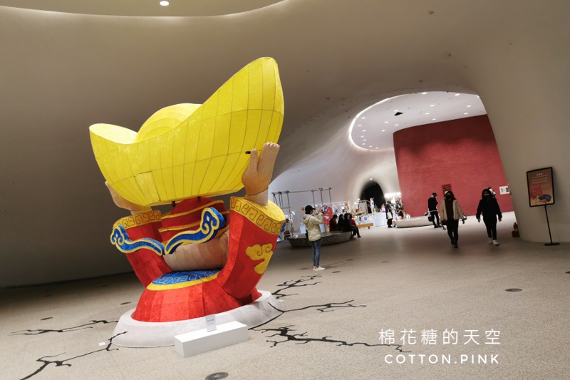 台中過年最新景點|超大金元寶送到歌劇院大廳來啦！