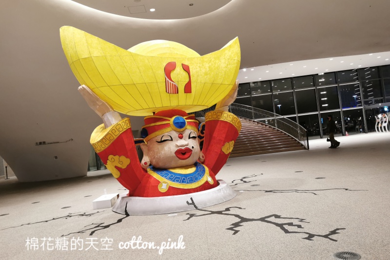 台中過年最新景點|超大金元寶送到歌劇院大廳來啦！