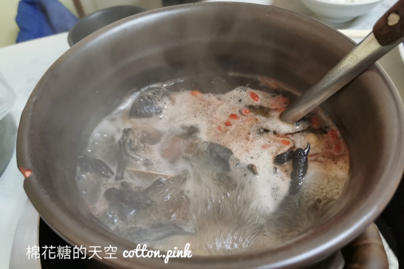台中宵夜火鍋|小漁兒燒酒雞超過十種口味任你選～推薦必點這一味