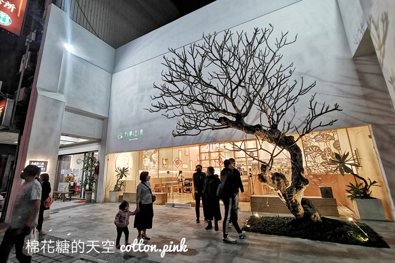 台中公益路最新純白餐廳開賣了！不葷主義冰花煎餃、三杯魷花、打拋豬肉完全吃不出來是素食阿！