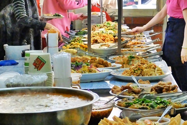 台中平價自助餐便當店竟然都是泰式料理！一個人也可以大吃多種泰式美食！