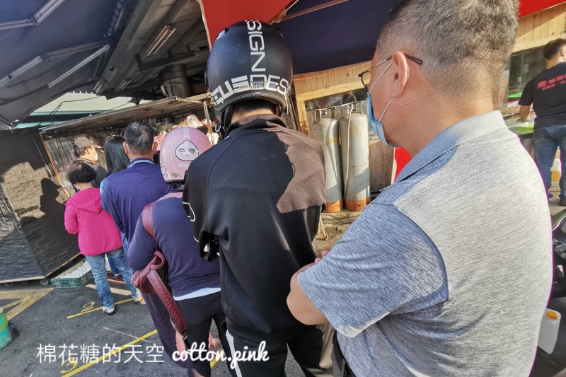 台中排隊美食|黃昏市場外緣味蔥抓餅開攤就排隊！