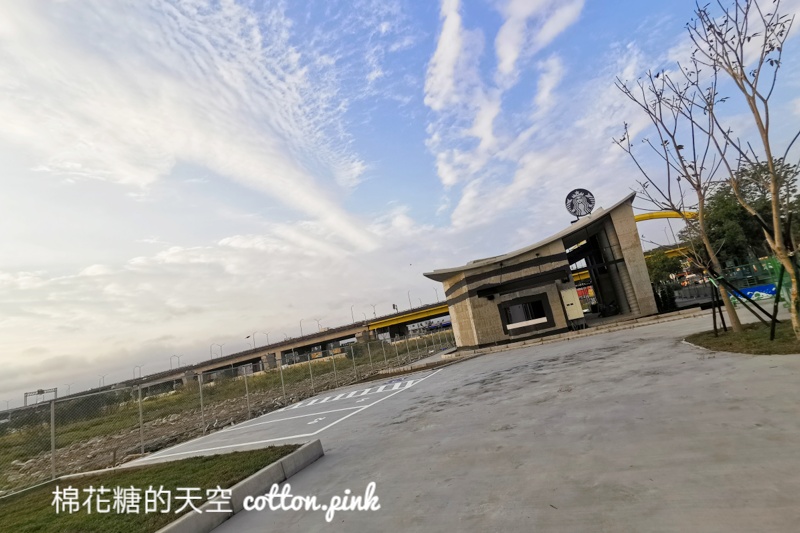 台中最新得來速星巴克終於開幕啦！就在環中路旁～外觀超吸睛