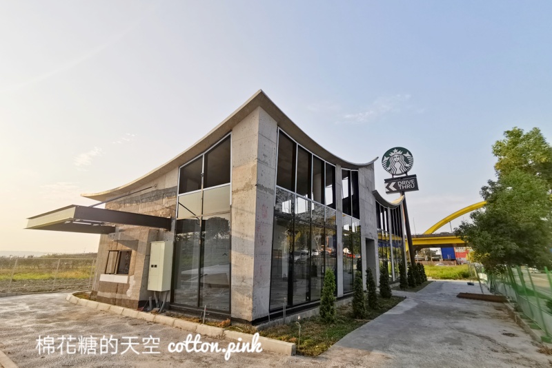 台中最新得來速星巴克終於開幕啦！就在環中路旁～外觀超吸睛
