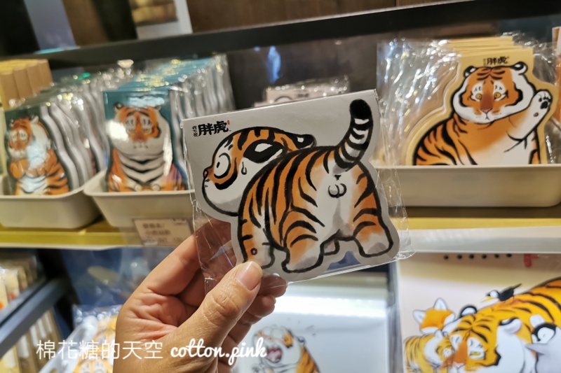 台中胖虎商店大遠百快閃開張！超萌抱枕、胖虎時鐘限量販售中～