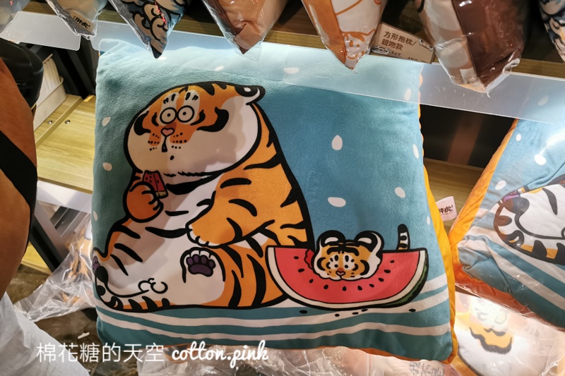 台中胖虎商店大遠百快閃開張！超萌抱枕、胖虎時鐘限量販售中～