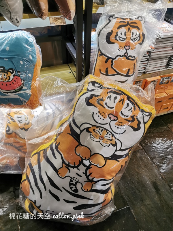 台中胖虎商店大遠百快閃開張！超萌抱枕、胖虎時鐘限量販售中～