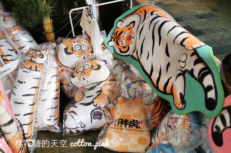 台中胖虎商店大遠百快閃開張！超萌抱枕、胖虎時鐘限量販售中～