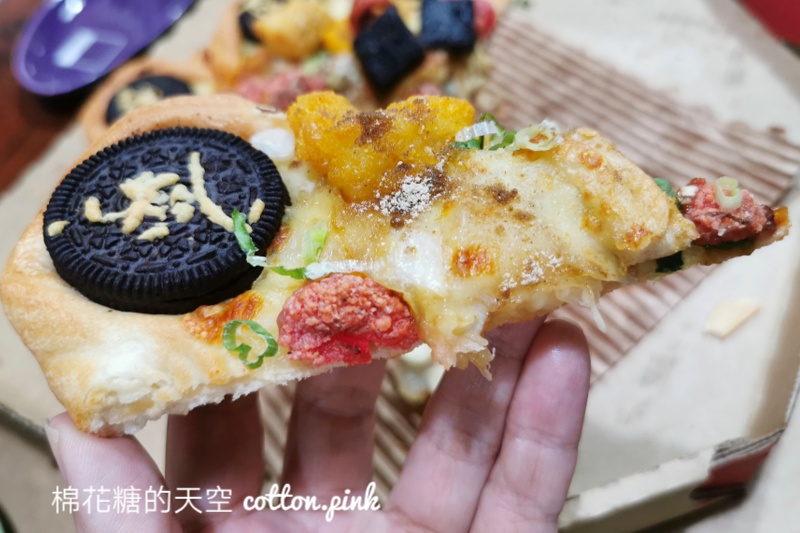 必勝客披薩最新口味開箱-鹹酥雞尬OREO太妙了！加料版更對味