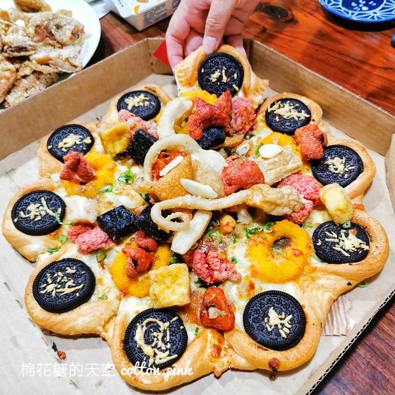 必勝客披薩最新口味開箱-鹹酥雞尬OREO太妙了！加料版更對味