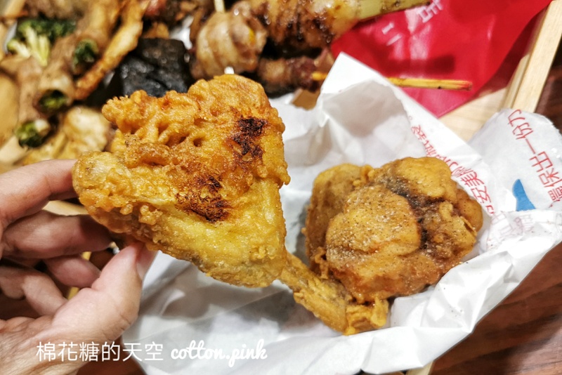 逢甲夜市無名炸雞翅藏巷子裡人氣依舊高！只賣五種東西炸不停
