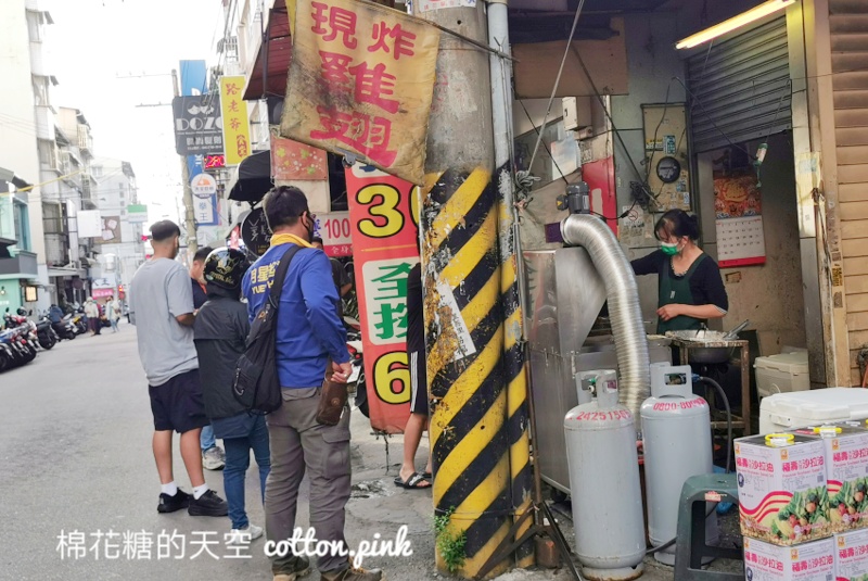 逢甲夜市無名炸雞翅藏巷子裡人氣依舊高！只賣五種東西炸不停
