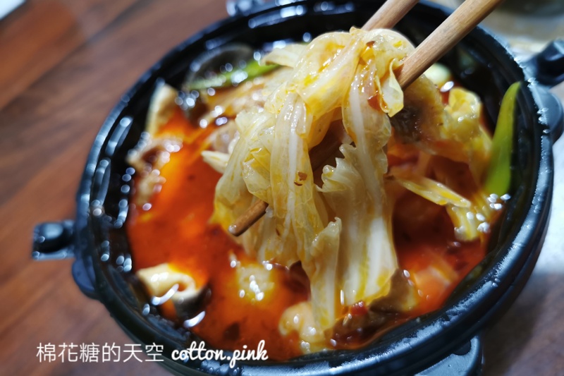 老四川麻辣鍋外帶個人獨享鍋很可以！烏梅汁直接附贈很有誠意阿～