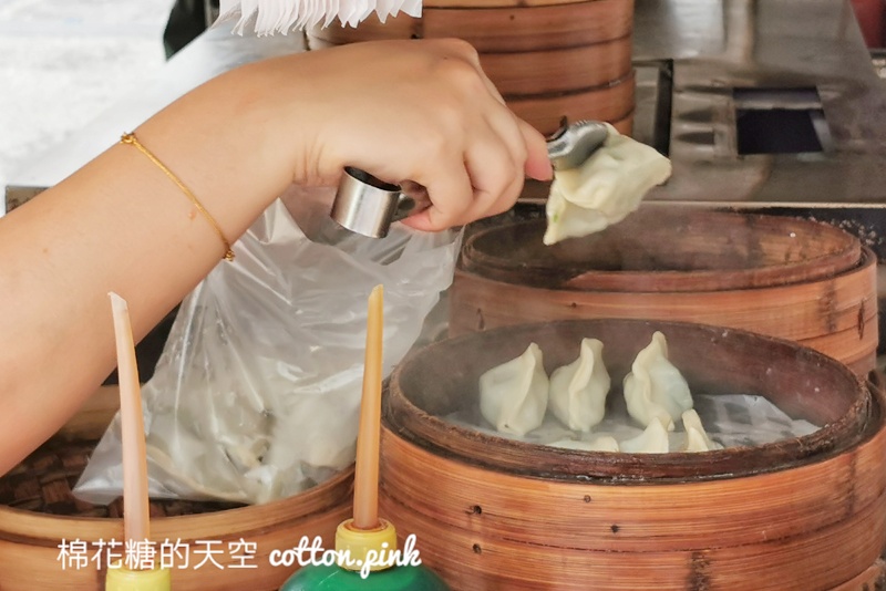 台中豐原早餐小籠包攤車超人氣，手工現包大大顆～推薦加辣更對味