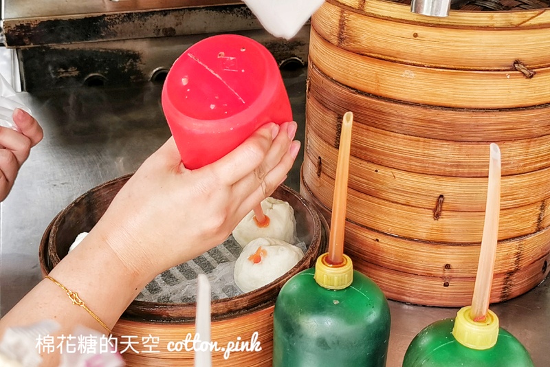台中豐原早餐小籠包攤車超人氣，手工現包大大顆～推薦加辣更對味
