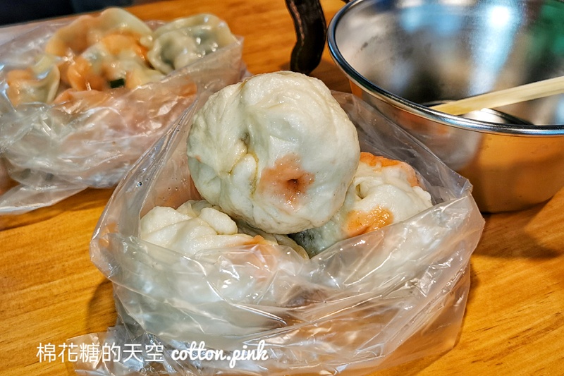 台中豐原早餐小籠包攤車超人氣，手工現包大大顆～推薦加辣更對味