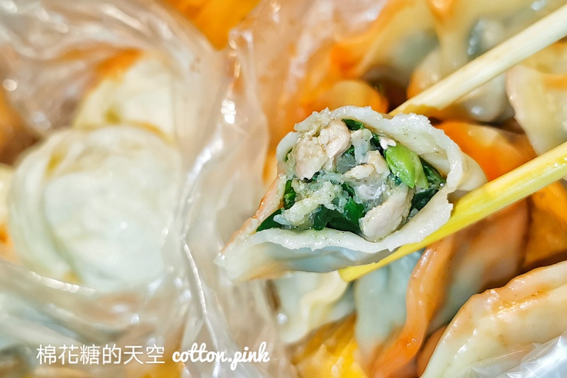 台中豐原早餐小籠包攤車超人氣，手工現包大大顆～推薦加辣更對味