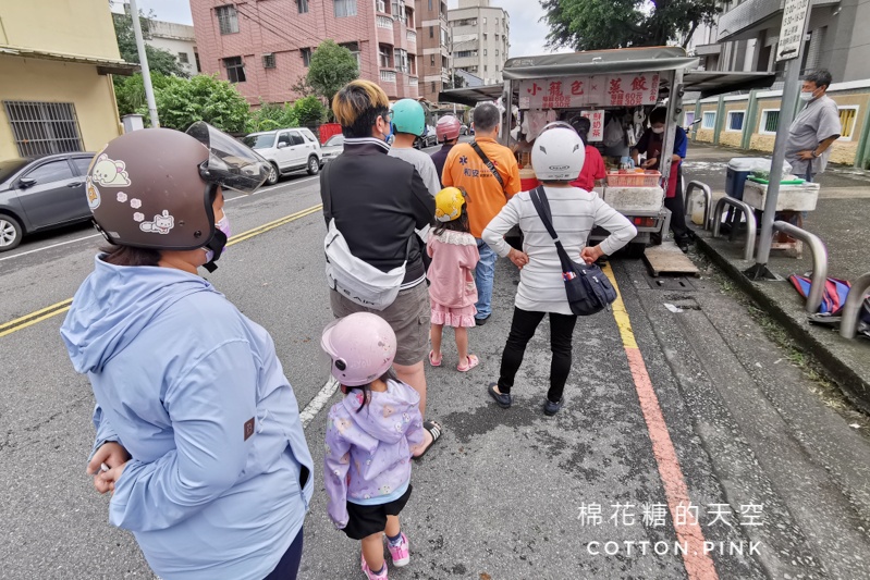 台中豐原早餐小籠包攤車超人氣，手工現包大大顆～推薦加辣更對味