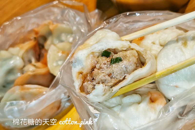 台中豐原早餐小籠包攤車超人氣，手工現包大大顆～推薦加辣更對味