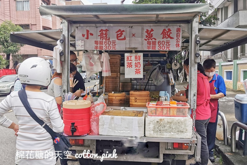 台中豐原早餐小籠包攤車超人氣，手工現包大大顆～推薦加辣更對味
